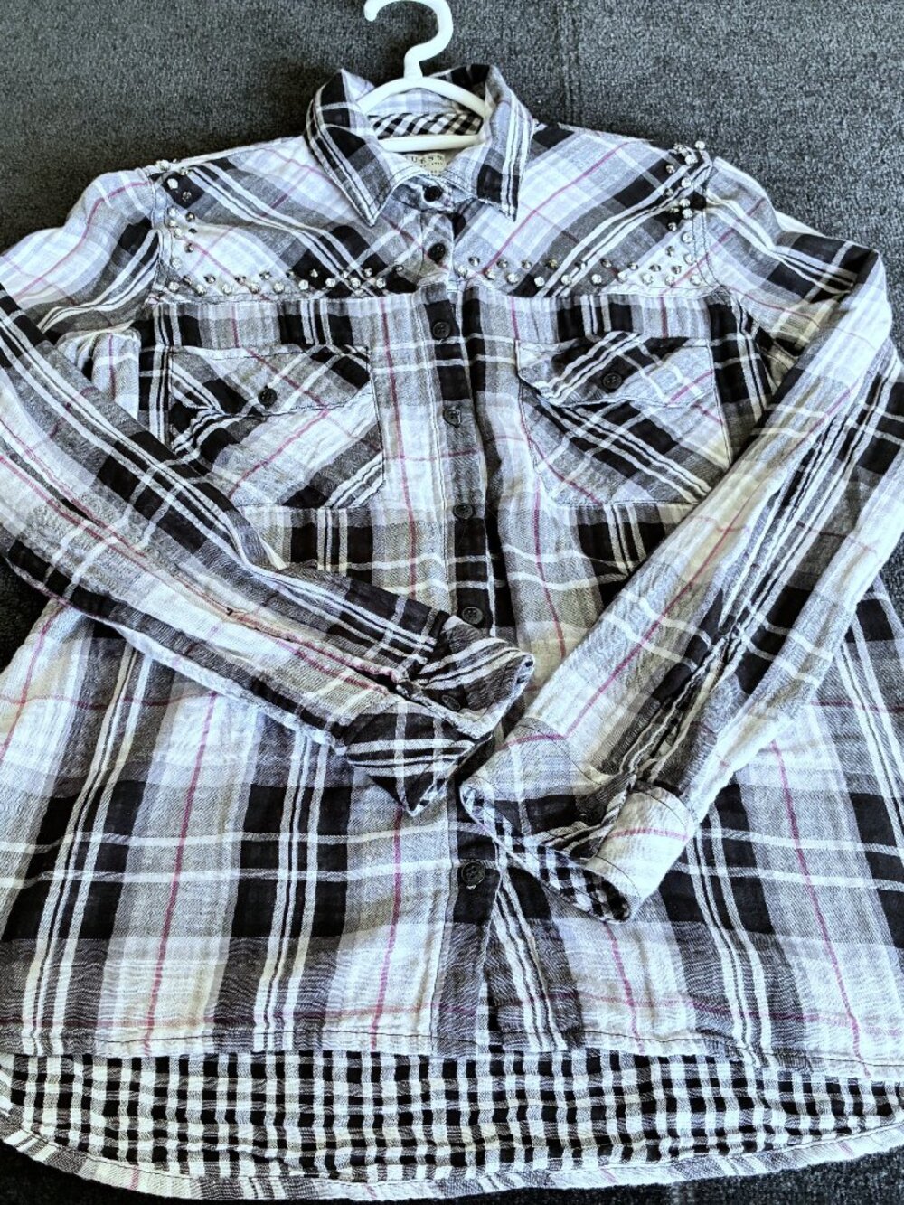 Chemise boutonnée Guess noire, blanche et grise à motifs carreaux Taille S